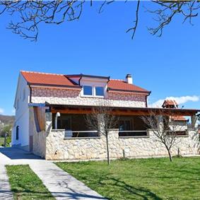 3 Bedroom Villa with Pool & Tennis Court near Sinj, sleeps 8